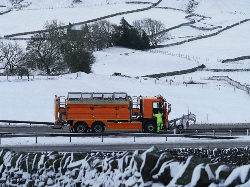 Reshje të dendura dëbore dhe temperatura nën zero, stuhia Dancy përfshin Britaninë