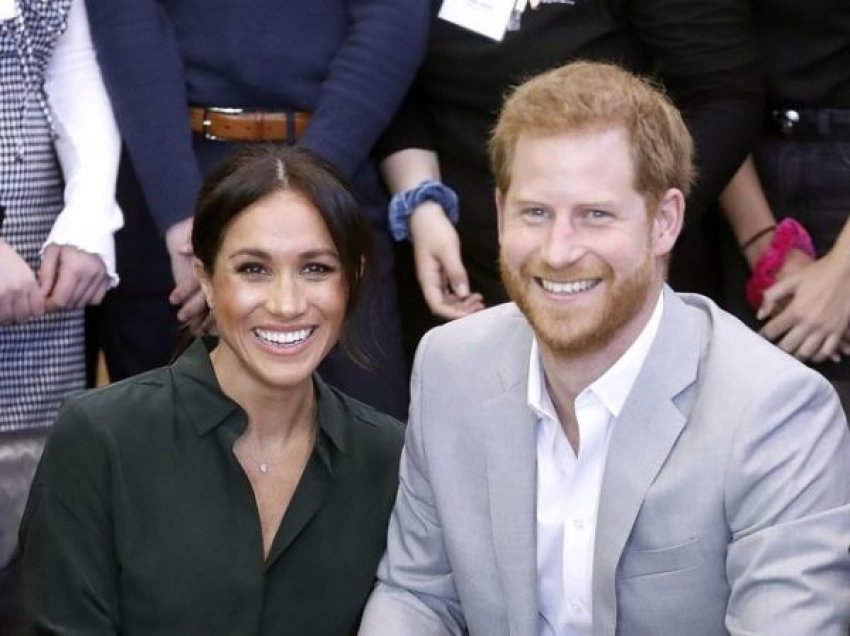 Meghan dhe Harry në takim poetik, por vëmendjen e tërheq një tjetër gjë