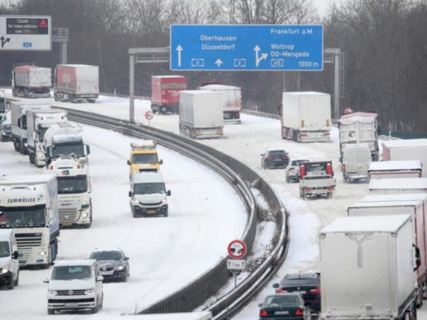 Bora “paralizon” Gjermaninë, shoferët kalojnë natën brenda veturave në autostradë