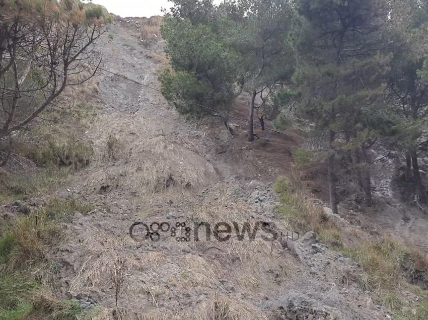 Rrëshqitje masive dherash në zonën e Currilave, shkulen pemë e rrjeta metalike, rrezikon rruga