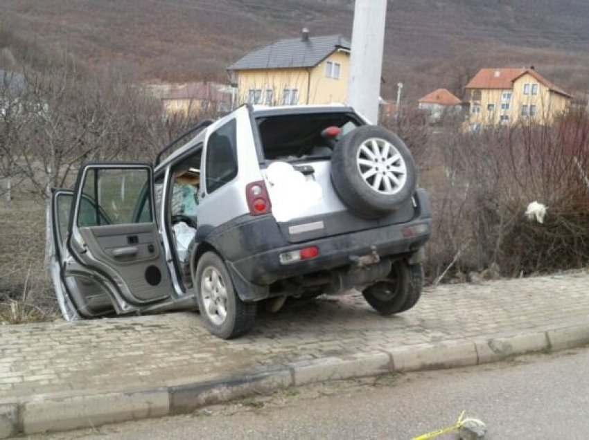 Vetura godet shtyllën elektrike në Drenas, ka të lënduar