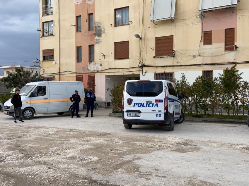 E rëndë në Vlorë/ 60-vjeçari vetëvaret me litarë në banesën e tij