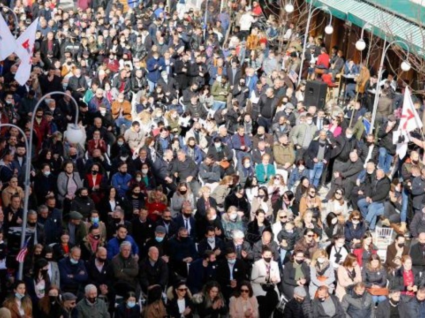 Krejt sheshi i mbushur, Kujtim Shala publikon një foto nga Vitia