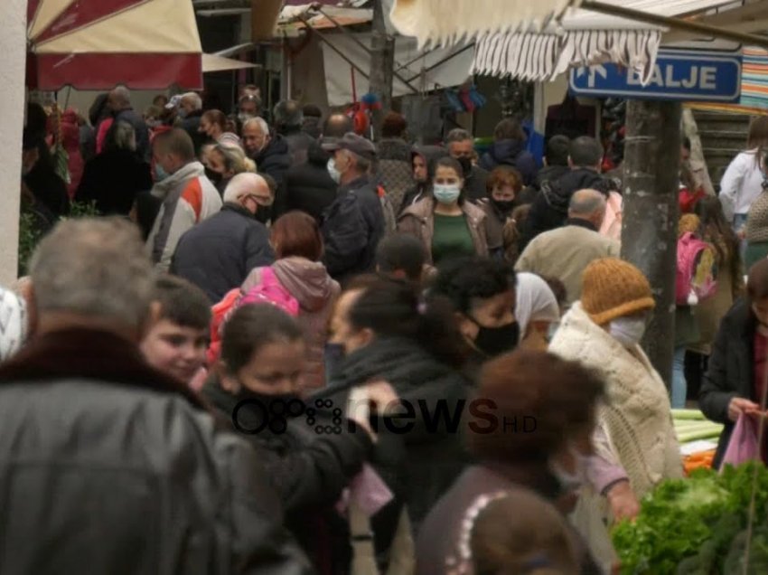 Pa maska e distancë/Tregu i Kombinatit plot me njerëz, qytetarët: Qeveri karnavale, nuk prish qejf për vota