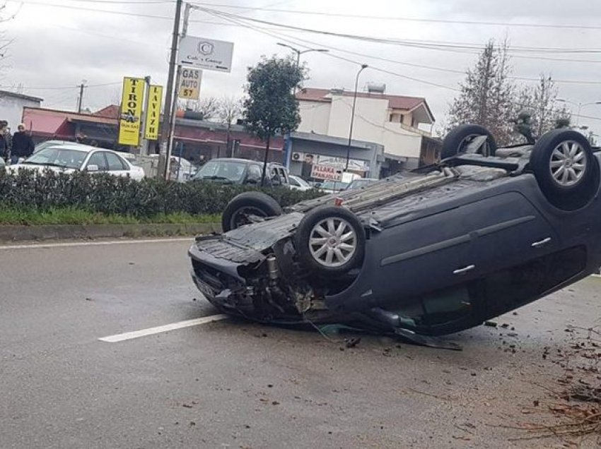 Aksident i frikshëm në Kamzë/ Makina merr para pemën, shpëton mrekullisht kalimtari 