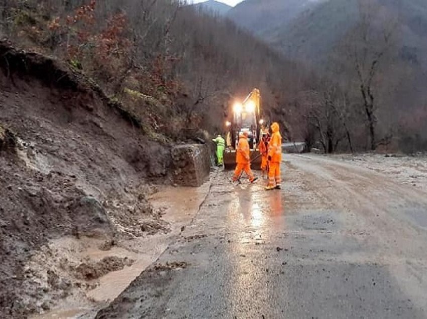 Reshje të dendura në të gjithë vendin, ARRSH jep njoftim mbi gjendjen e akseve rrugore