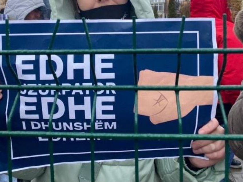 “Edhe uzurpator edhe i dhunshëm”, qytetarët protestojnë për sulmin fizik të Bulliqit