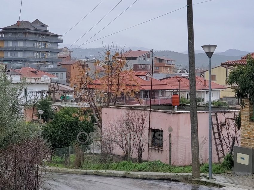 Tentuan të grabisin shtëpinë në Fier, arrestohet një nga autorët, ja çfarë gjeti policia gjatë kontrollit në makinë e banesë