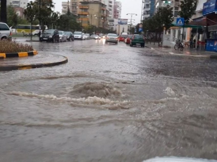 Moti i keq në Elbasan, rënie inertesh në akse rrugore, disa fshatra pa energji elektrike