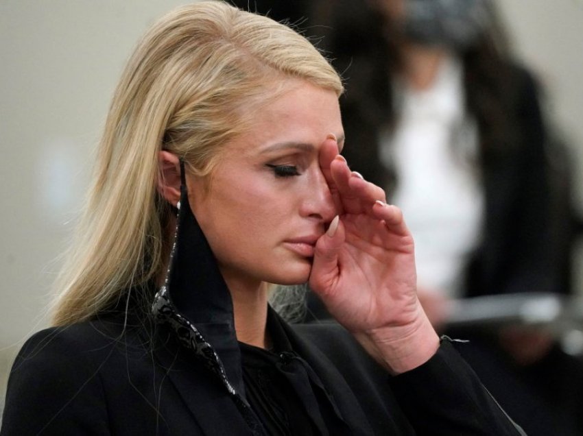 “Më zhvishnin dhe më shihnin kur bëja dush”, Paris Hilton nuk i mban lotët teksa kujton të shkuarën