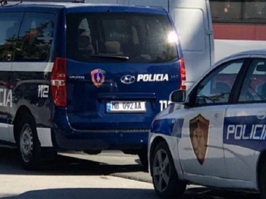 Tenton t’i largohet policisë, hedh qesen me kanabis nga dritarja makinës, por më pas…