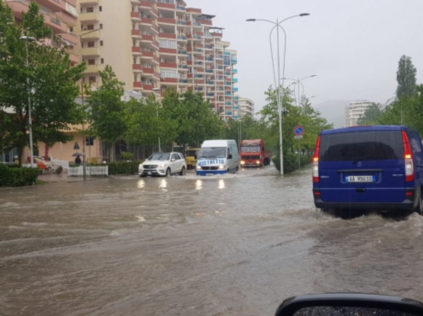 Moti i keq përfshin Vlorën, përmbyten këto zona