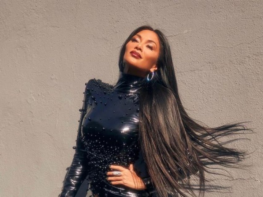 Nicole Scherzinger mahnit me linjat e formësuara trupore me fustan të zi