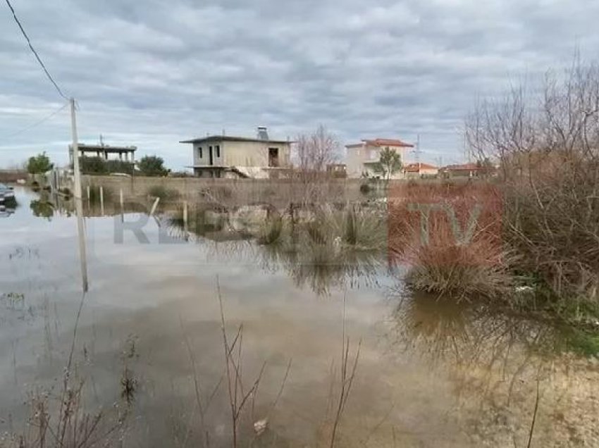 Përmbytjet në Vlorë, më shumë se 50 banesa në fshatin Nartë ndodhen nën ujë! Banorët kërkojnë ndihmën e autoriteteve