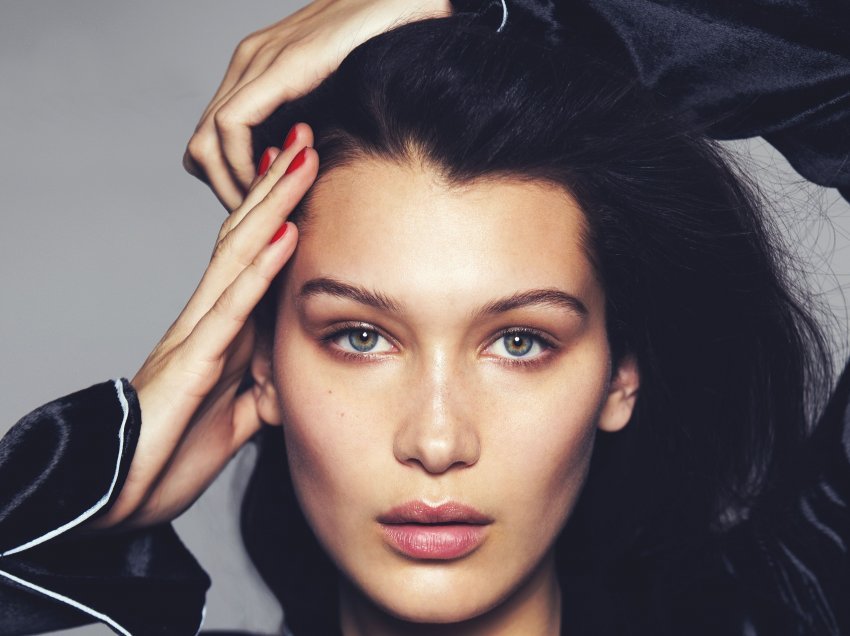 Bella Hadid pothuajse lakuriq në pishinë, provokon fansat me këtë imazh