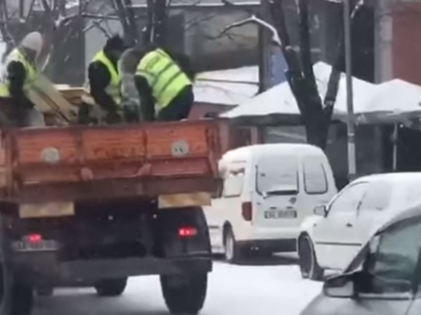 Borë dhe ngrica në Tropojë, Bashkia nis hedhjen e kripës për të mbajtur rrugët e kalueshme