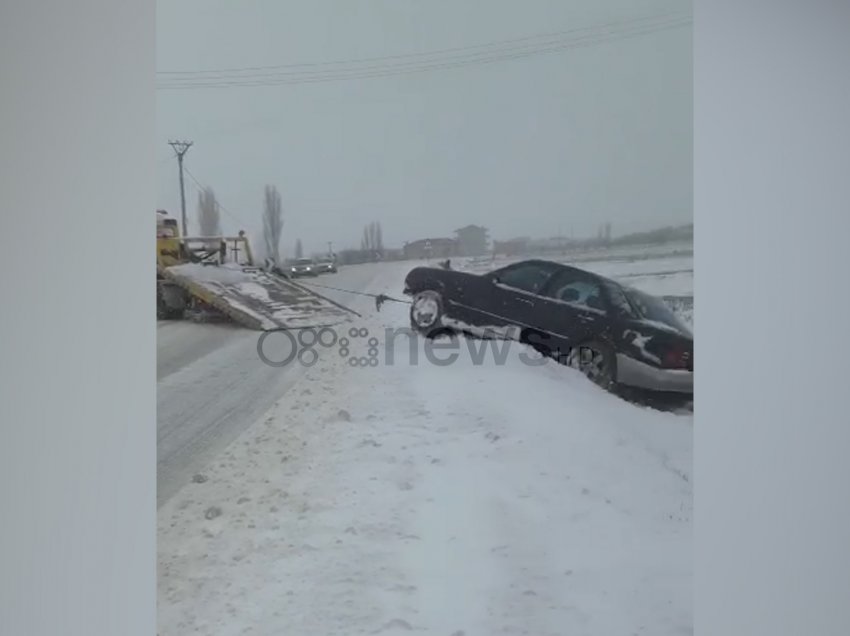 Makina del nga rruga në Korçë, shoferi e lë aty, momenti kur merret me karrotrec