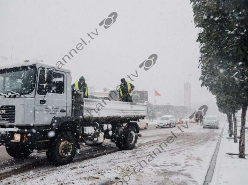 Reshje të dendura dëbore në Elbasan/ Nis kriposja e rrugëve