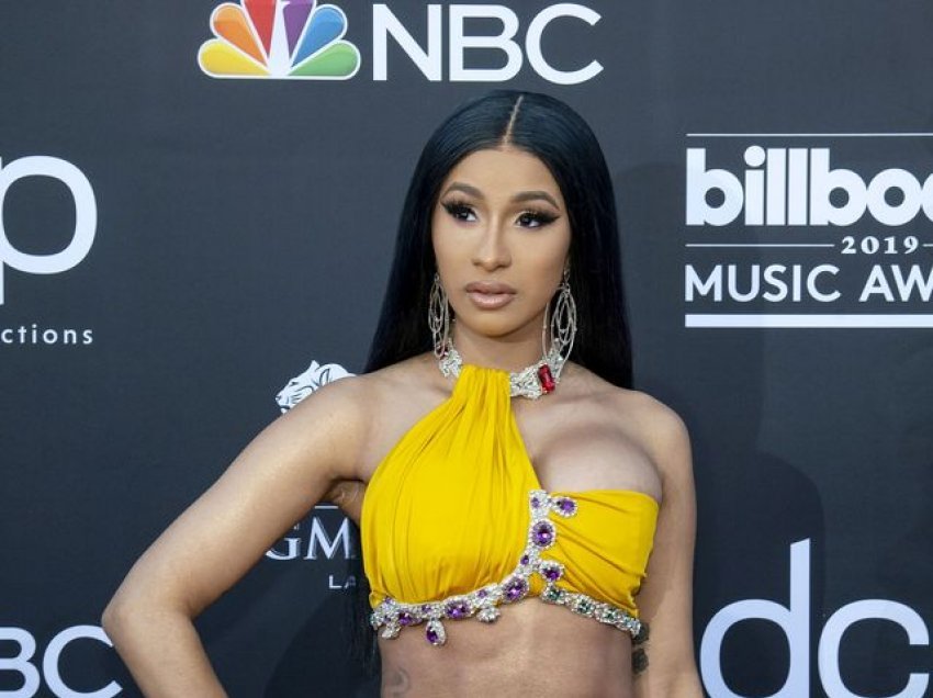 Cardi B thotë se meshkujt duhet të shpenzojnë më shumë për Shën Valentin