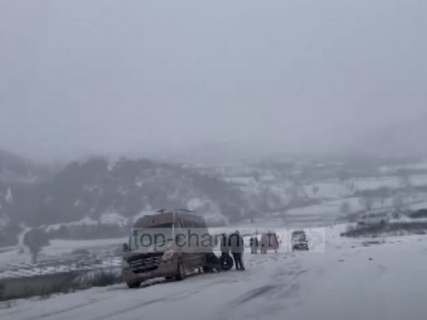 Furgoni bllokohet në aksin Bulqizë-Shupenzë, detyrohet të ndërrojë gomat për të lëvizur