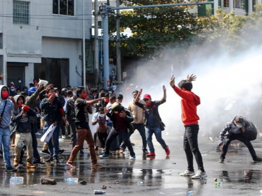 Vazhdojnë protestat kundër puçit në Mianmar