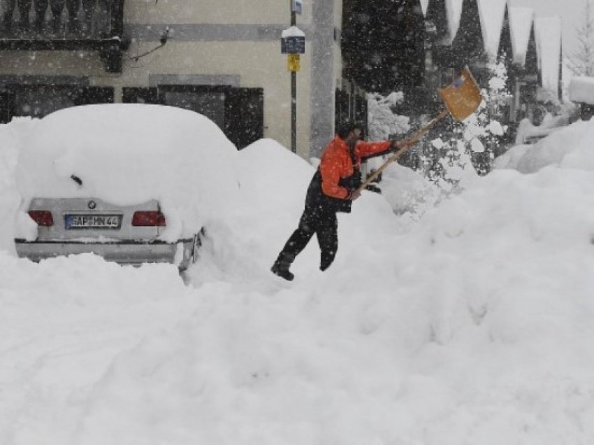 Evropa përfshihet nga i ftohti, stuhi bore në Greqi, Italia pezullon mësimin në disa rajone 