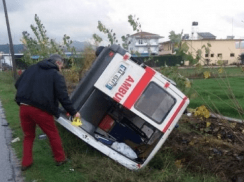 Ambulanca del nga rruga në autostradë, vdes pacientja 71 vjeçare