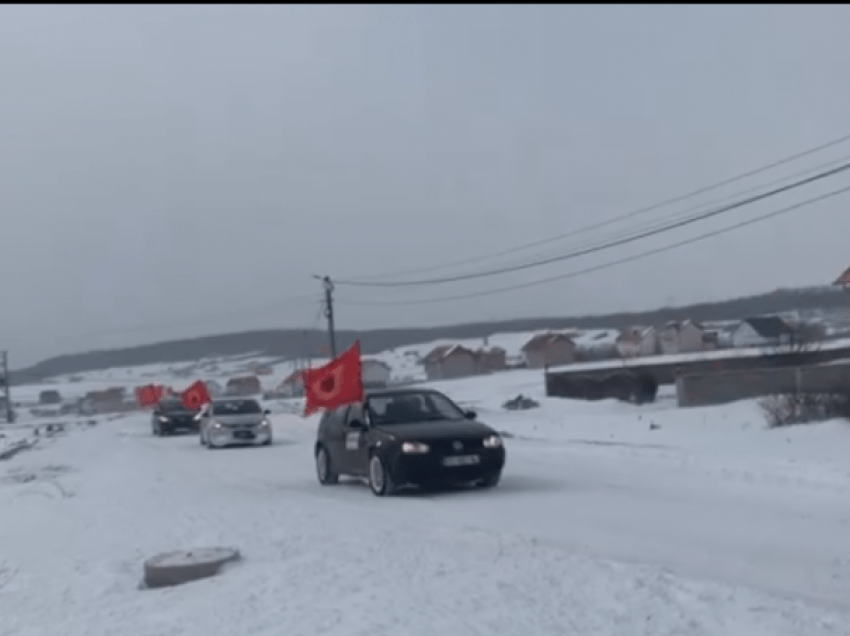 Radhë të veturave e flamuj të UÇK-së, kështu po votohet në Drenicë