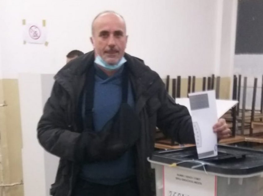 Aksidenti nuk e ndaloi qytetarin të votojë në zgjedhjet e 14 shkurtit