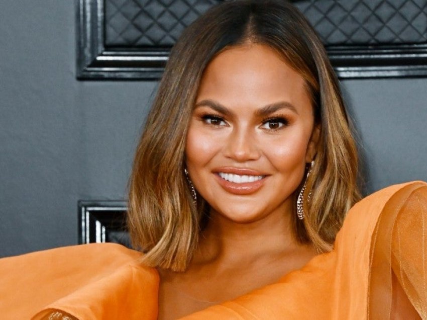 Chrissy Teigen trgeon buzën e fryrë nga alergjia e portokallit