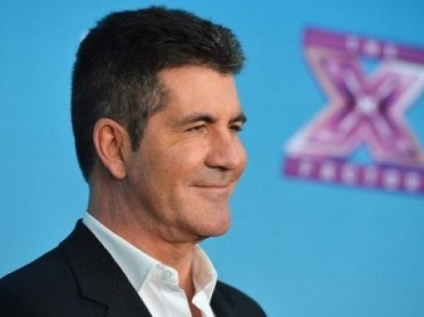 Derisa shijonte shëtitjen me familje, Simon Cowell vë në pah se ka humbur peshë