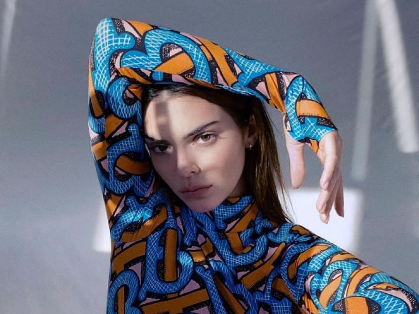 Kendall Jenner kapet mat, fansat e kryqëzojnë për përdorimin e “photoshop”-it në rrjete sociale