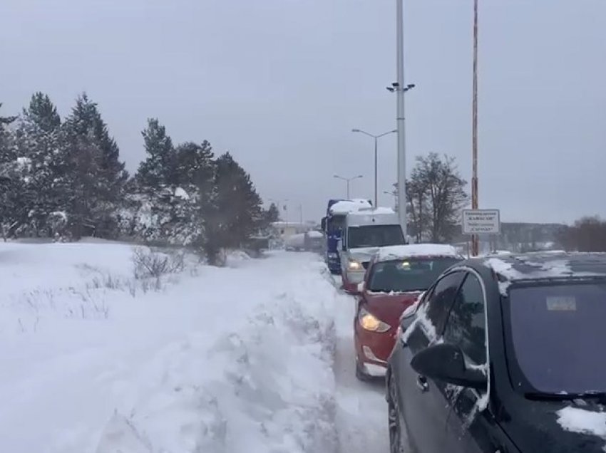 Bllokohet Qafë Thana/ Rrëshqitja e një kamioni dhe autobusi mban të bllokuara automjetet prej dy orësh