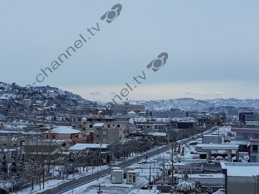 Nuk ndodh shpesh në kryeqytet, Tirana zgjohet e zbardhur nga bora