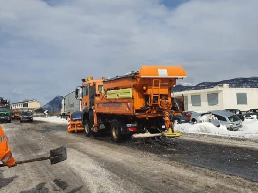 Ngricë e madhe dhe akull në qarkun e Elbasanit, probleme në disa rrugë, lirohet Qafë Thana