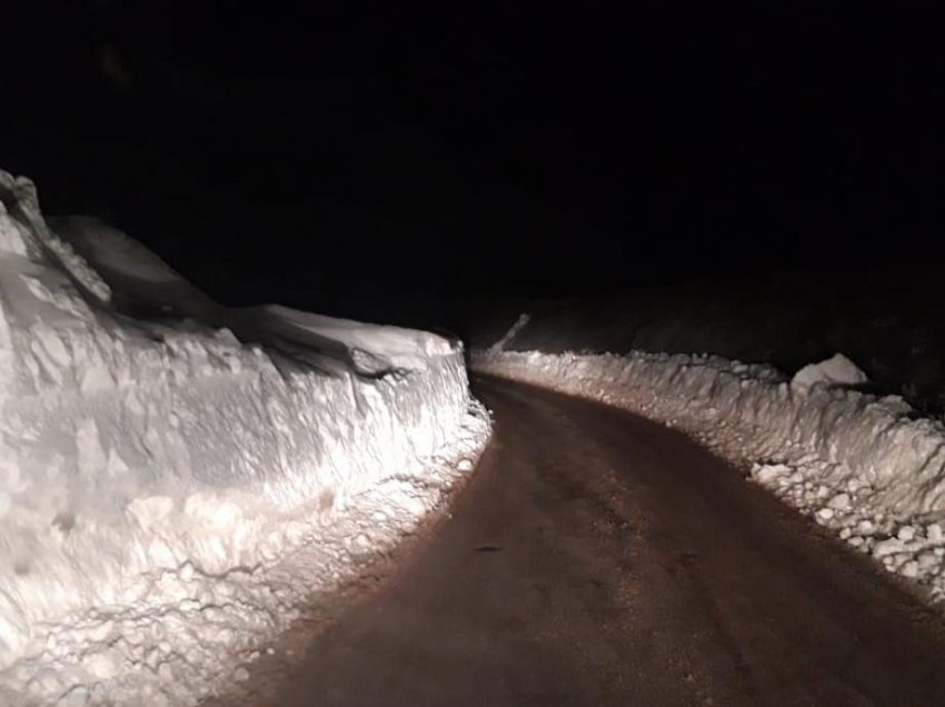 Situata pas ngricave/ ARRSH: Qafë Thana vetëm me një korsi! Në këto akse kalohet vetëm me zinxhirë