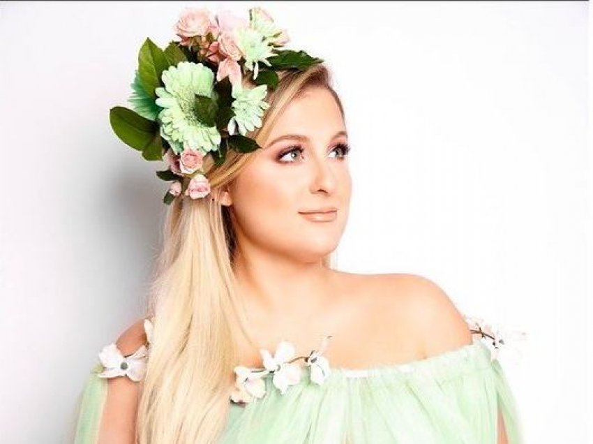 Meghan Trainor bëhet nënë për herë të parë! Këngëtarja sjell në jetë një…