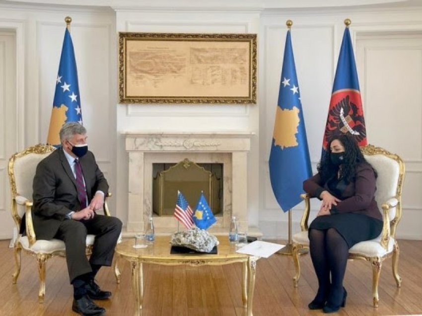 Vjosa Osmani flet pas takimit me ambasadorin Philip Kosnett