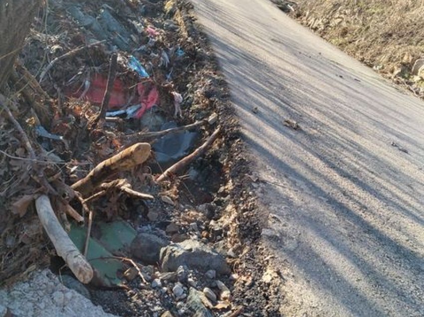 Rruga që s’po rregullohet në fshatin Kushtovë, banorët thonë se janë në hall me lumin