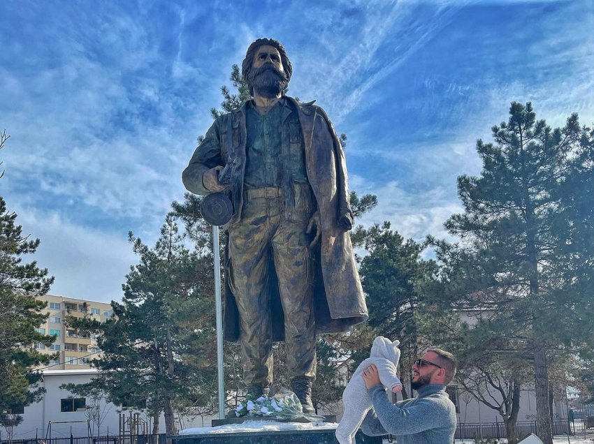 Goldi bashkë me bashkëshorten vizitojnë Prekazin