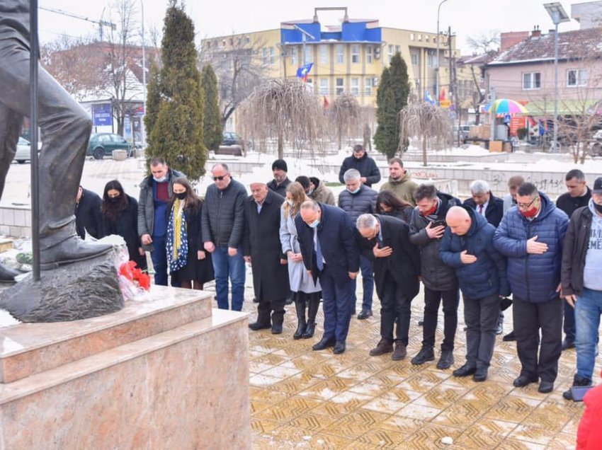 Bulliqi bën homazhe pranë shtatoreve të heronjëve në sheshin e Podujevës