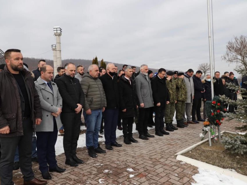 Kryetari Bahtiri me bashkëpunëtorët e tij nderuan të rënët për Lirinë dhe Pavarësinë e Kosovës