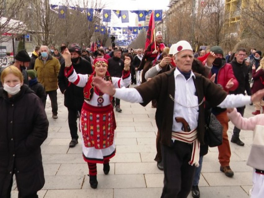 ​E harruan pandeminë, qytetarët po i gëzohen Ditës së Pavarësisë