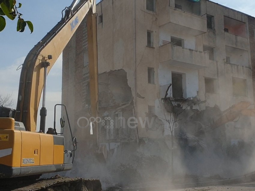 Shembet pallati 5 katësh në Spitallë, pluhuri ‘pushton’ lagjen