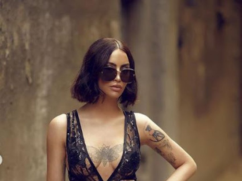 Dafina Zeqiri uron festën me përkrenaren e Skënderbeut