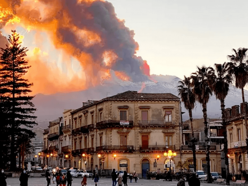 Pamje te reja nga shpërthimi i vullkanit Etna në Itali