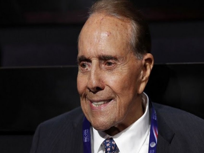 ​Bob Dole do të nisë të hënën trajtimin kundër kancerit të mushkërive