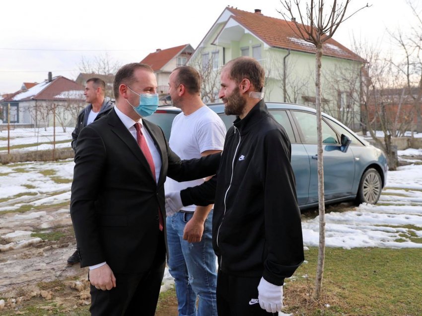 Zemaj jep lajmin e mirë: Kthehet i shëruar nga Austria, Fidan Gashi i cili u lëndua nga shpërthimi në Ferizaj