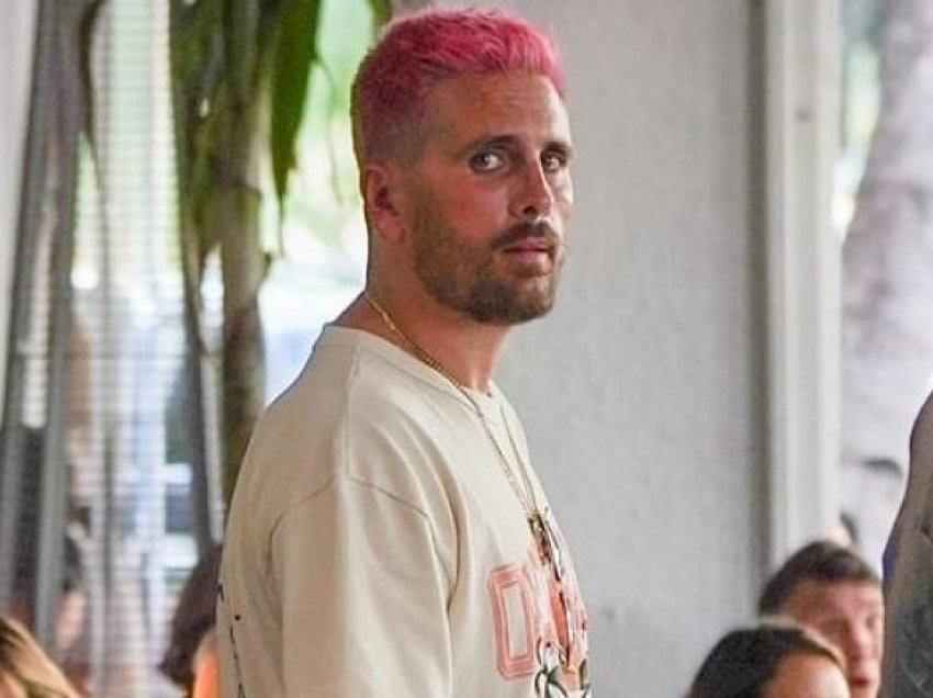 Scott Disick ndryshon sërish në dukje, flokët bionde i bën rozë