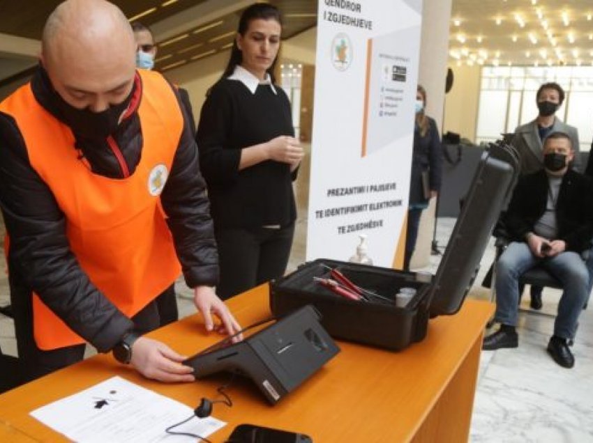 Testohet teknologjia në zgjedhje, “voton” Celibashi dhe të tjerë, fleta e veçantë, në vend të partive